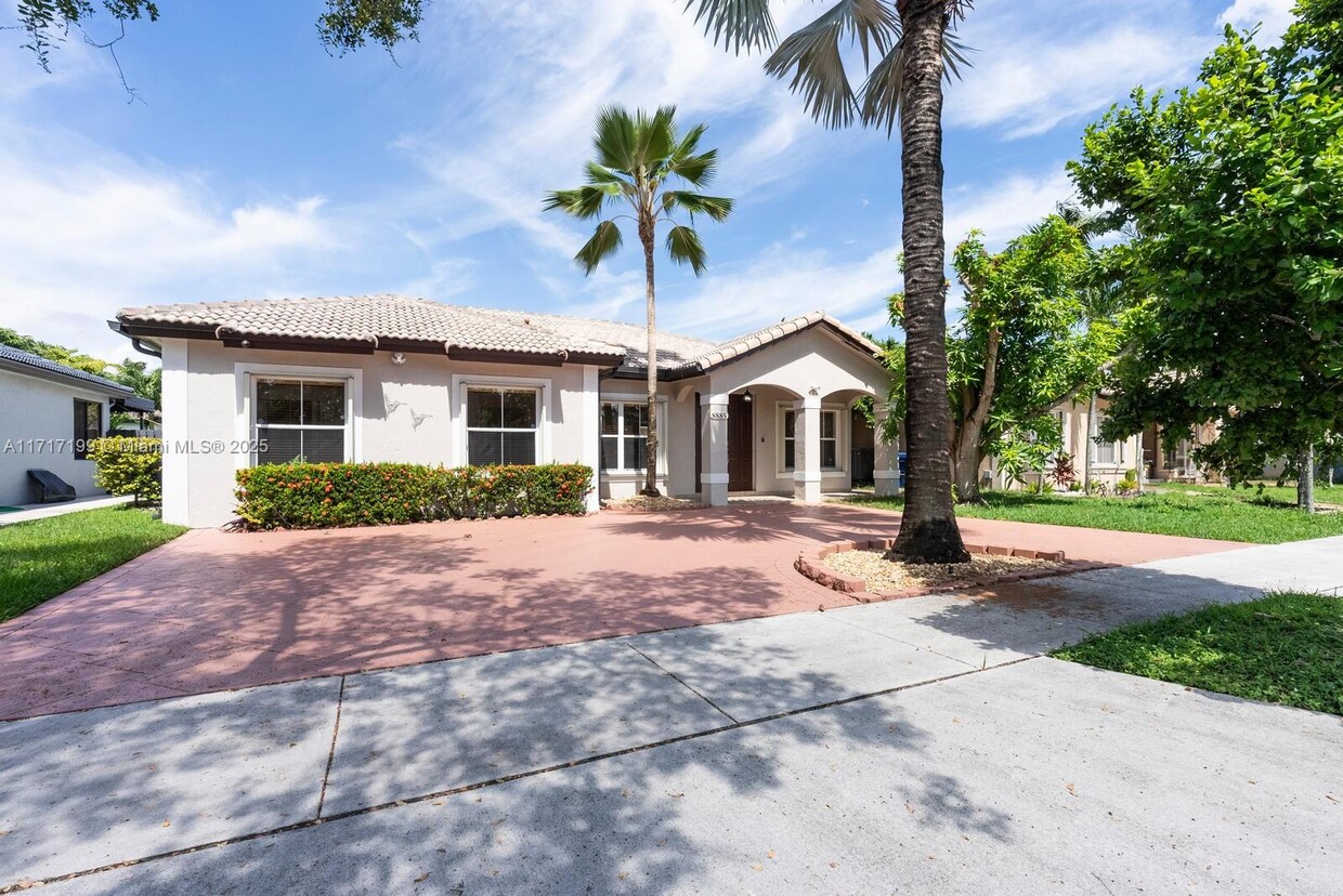 Foto principal - 8885 NW 168th St