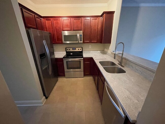 Building Photo - 4 bedrm, 3 bath, garage, pool, tennis cour...