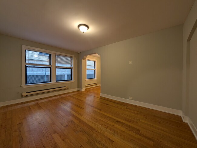 Building Photo - 429 W Roscoe St