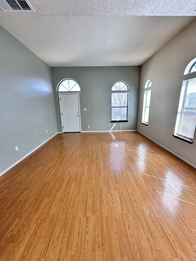 Foto del edificio - Charming 3 bed 2 bath 1600 sq ft  home