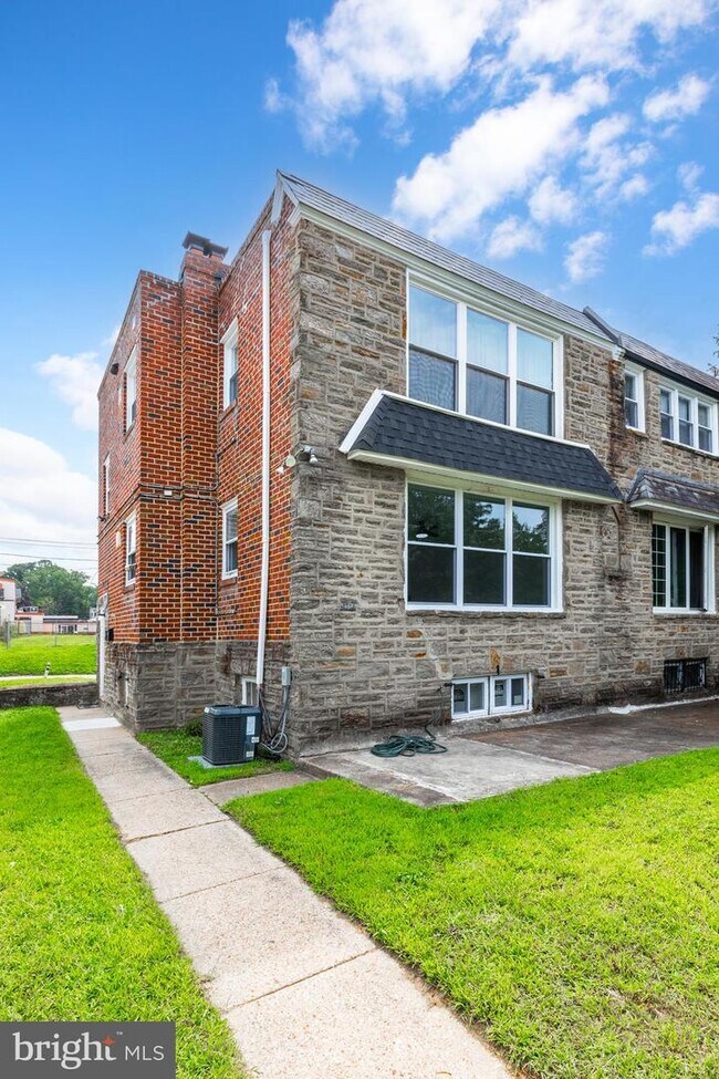 Building Photo - 1026 E Cliveden St