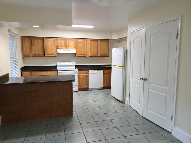 Building Photo - 5003 Jeanne St