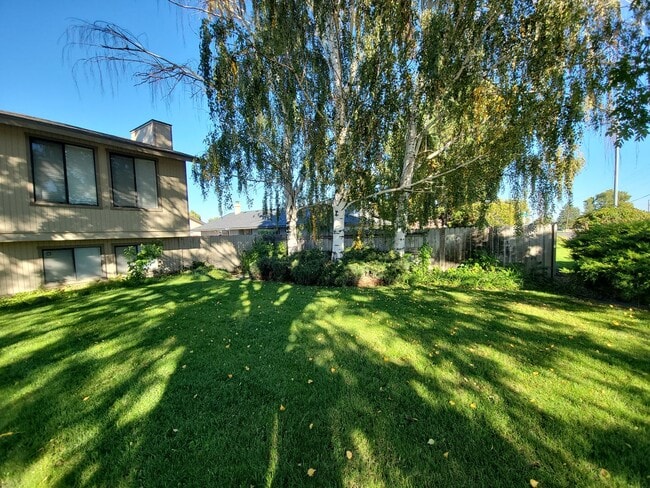 Building Photo - Spacious Two-Story Home with 5 Bedrooms + ...