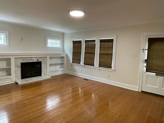 Building Photo - Knott House