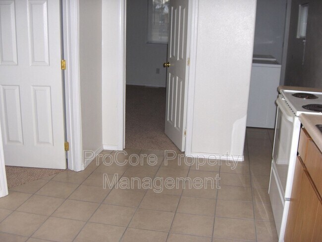 Building Photo - 128 13th Ave N