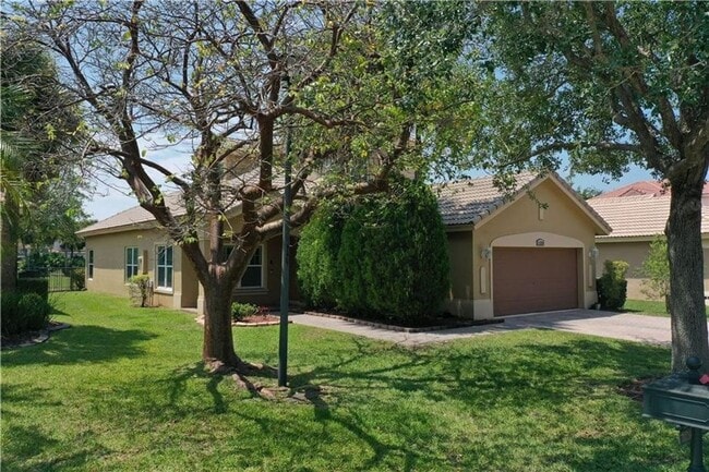 Foto del edificio - Amazing 4 Bedroom, 3 Bath home plus large 21'x11' loft located in Parkland Isles!