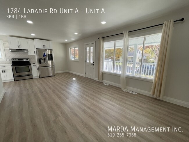 Building Photo - RENOVATED 3 BED/1 BATH MAIN FLOOR UNIT EAST WINDSOR + 60% OF UTILITIES