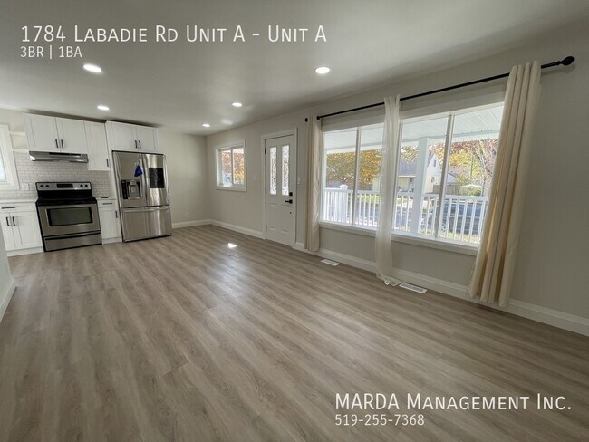 Photo du bâtiment - RENOVATED 3 BED/1 BATH MAIN FLOOR UNIT EAST WINDSOR + 60% OF UTILITIES