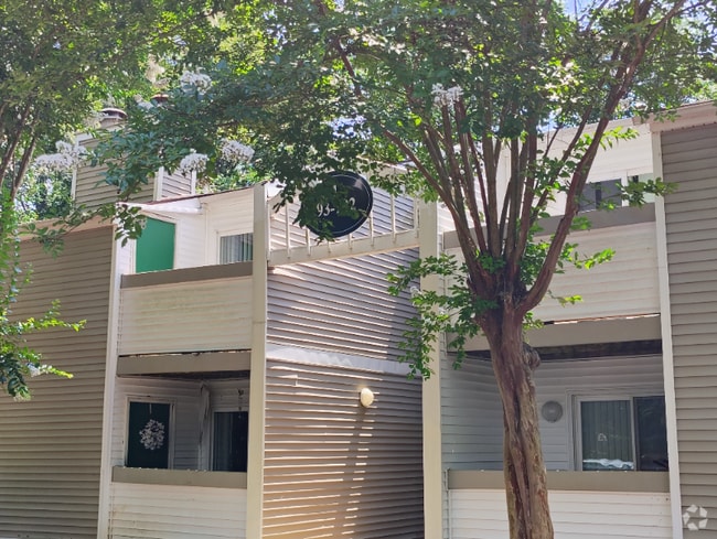 Building Photo - 600 Reusens Rd