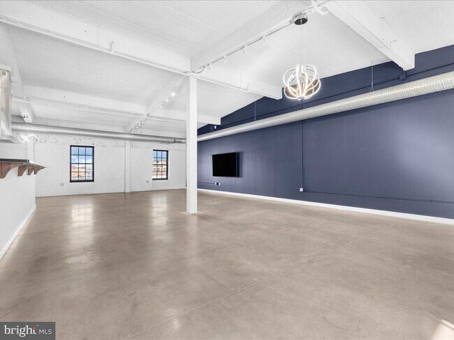 Building Photo - 1220 Bank St