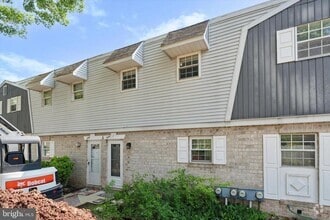 Building Photo - 525 Village Ln.