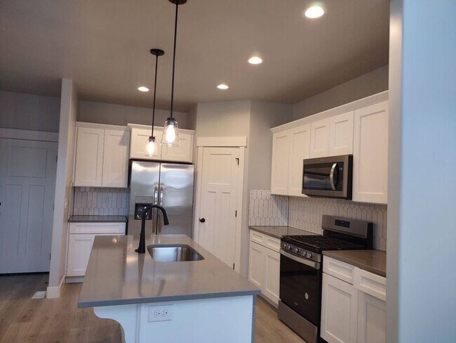 Foto del edificio - Beautiful Brand New Herriman Townhouse w/ ...