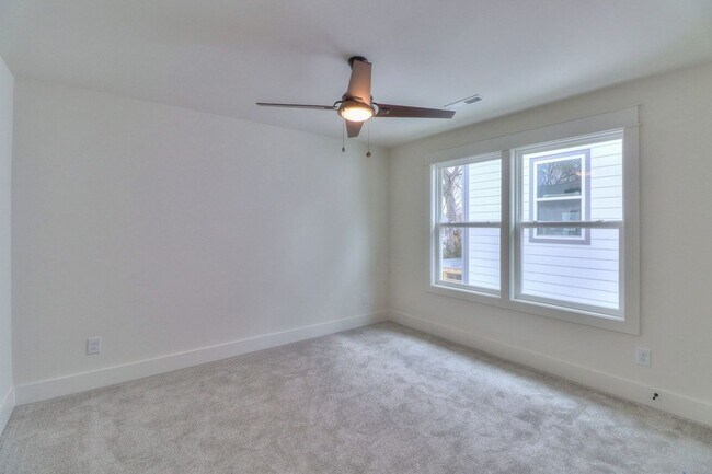 Foto del edificio - 2404 Middle St