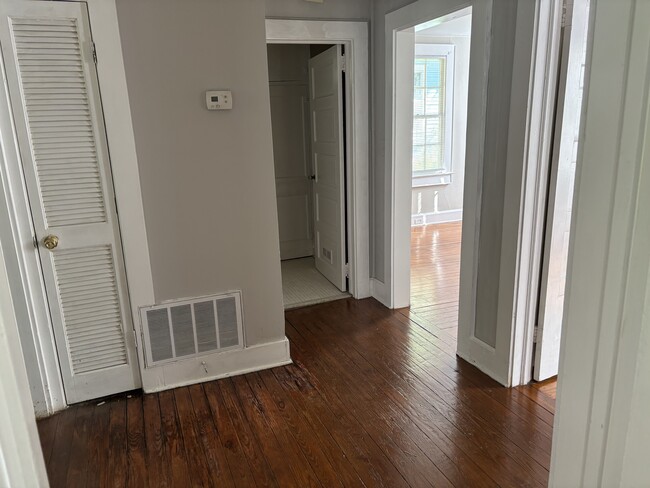 Pasillo mirando hacia la sala de estar y el baño. - 417 S Woodrow St