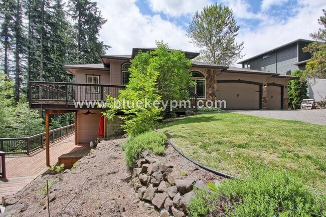 Foto del edificio - 3 Bed, 3.5 Bath Luxury Home with Tri Level...