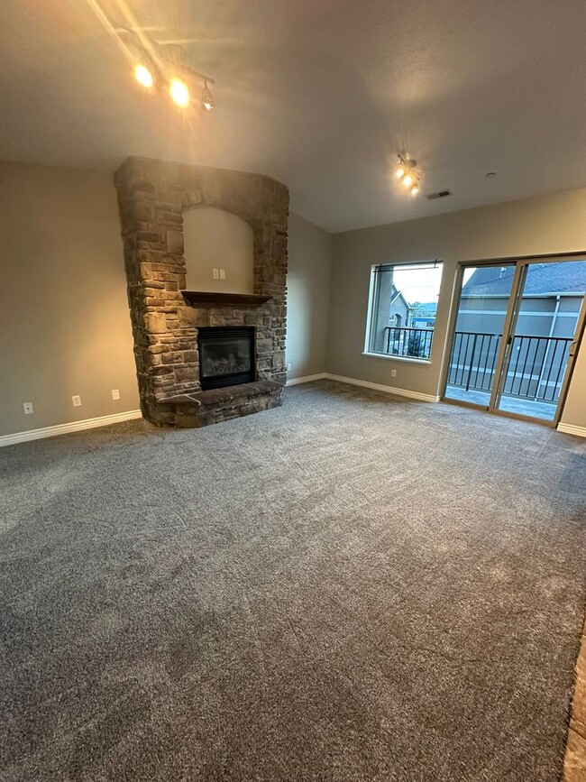 Building Photo - DEPOSIT MOVES YOU IN!! 2 Bed 2 Bath Home f...