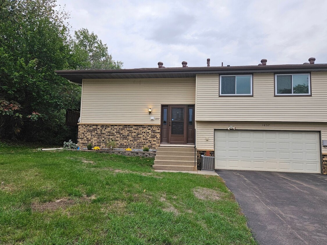 Foto principal - 3 bed, 1.5 bath Gem with large yard off cu...