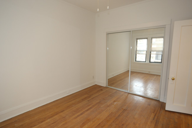 37-1S Bedroom - 527-37 W. Aldine