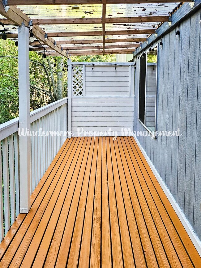 Building Photo - Bright and Cheery, conveniently located 3 ...