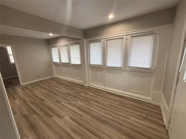 Foto del edificio - 107 W 6th St