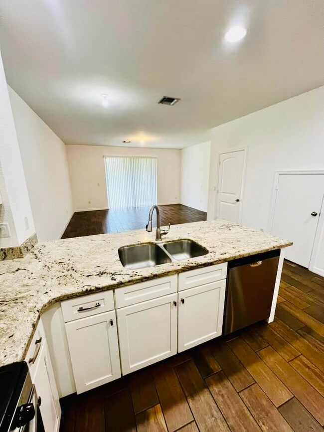 Building Photo - 1129 Vermilion Dr