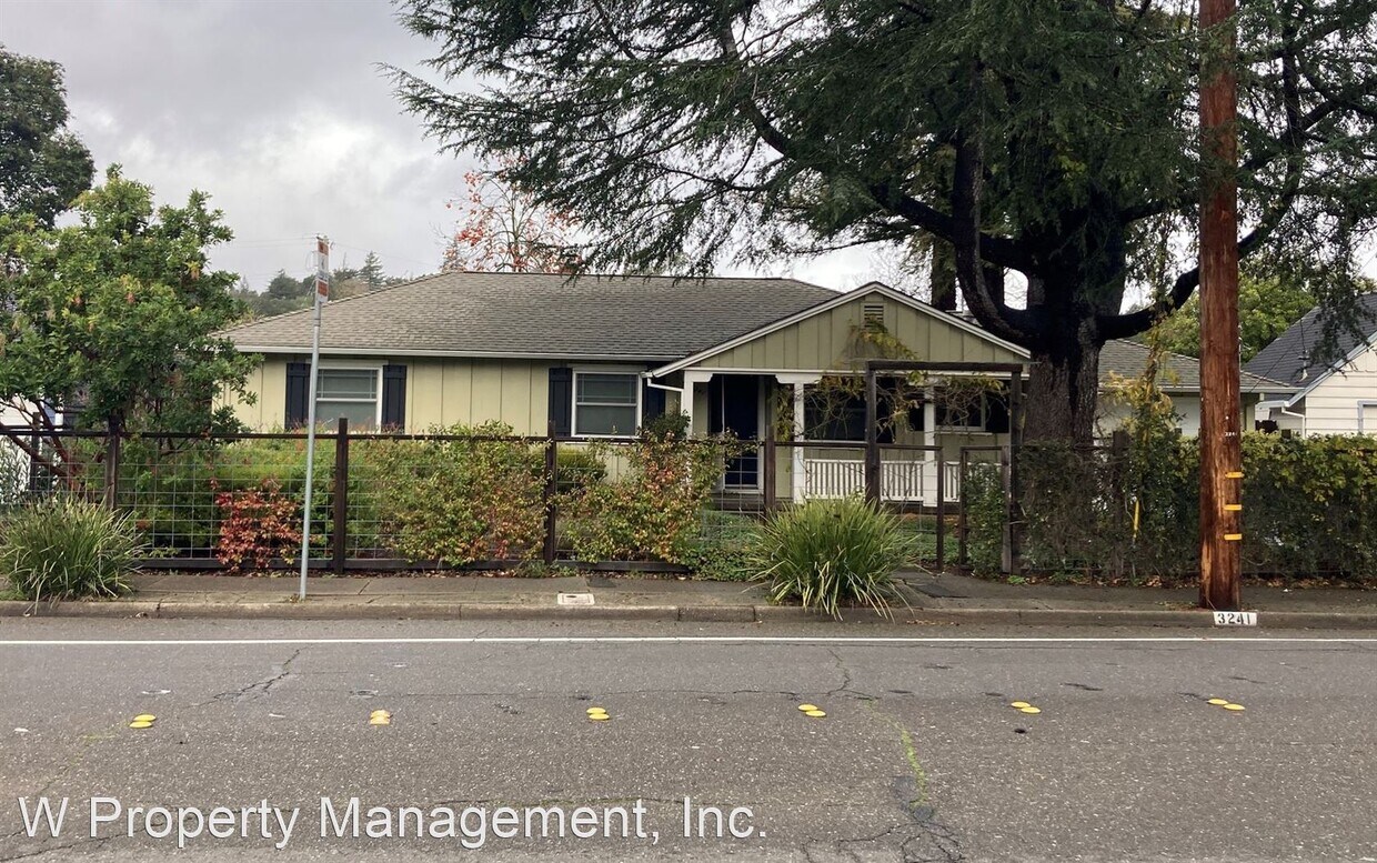 Foto principal - 3 br, 1 bath House - 3241 Montgomery Drive