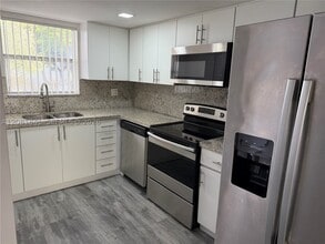 Building Photo - 9371 Fontainebleau Blvd
