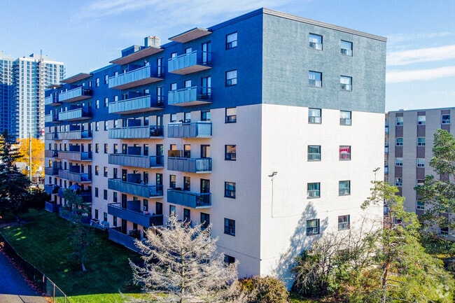 Building Photo - 49 Mcmurchy Ave N