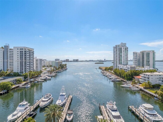 Foto del edificio - 7914 Harbor Island Dr