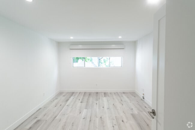 Bedroom - 605 San Vicente Blvd