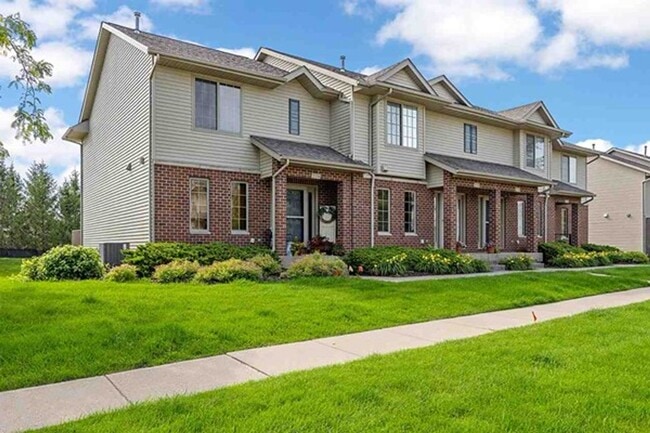 Building Photo - 2 Bedroom, 2-1/2 Bath Townhouse on Iowa City East Side!!