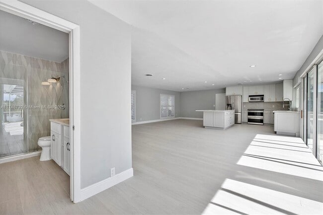 Building Photo - 15400 Palmetto Lake Dr