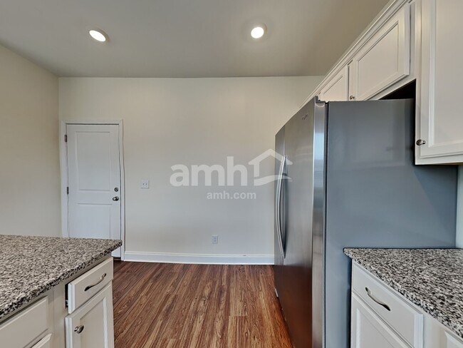 Building Photo - 1320 Lomond Dr