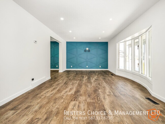 Photo du bâtiment - 2-storey Main Floor Suite with Driveway Pa...