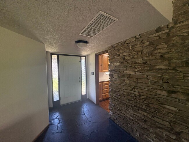 Foto del edificio - IMMEDIATE MOVE IN! Charming Vintage Sacramento 3 Bed / 1.5 Bath Home with Large Private Yard