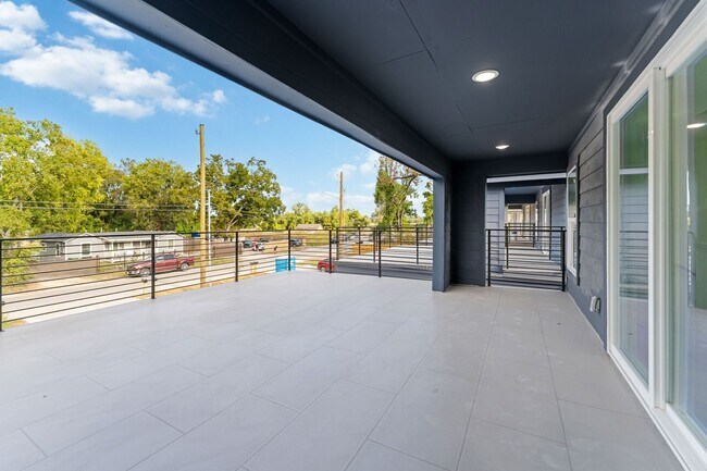 Foto del edificio - Stunning Duplex with Garage & Modern Finishes