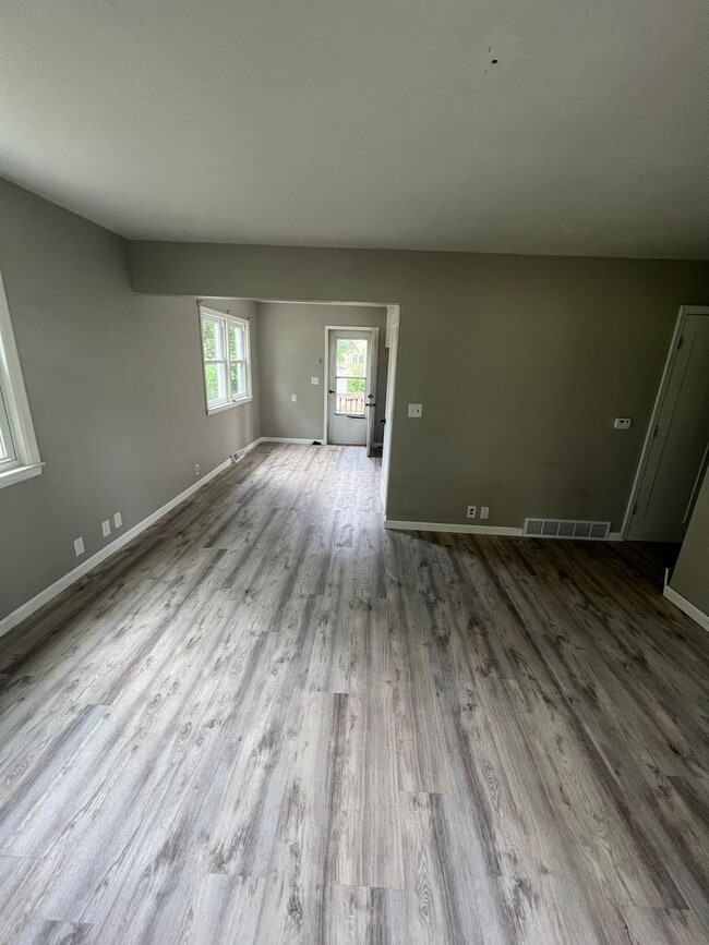 Building Photo - 3 Bed/2 Bath House for Rent! NO APPLICATIO...