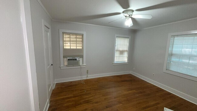 Foto del edificio - 807 Riverview Dr