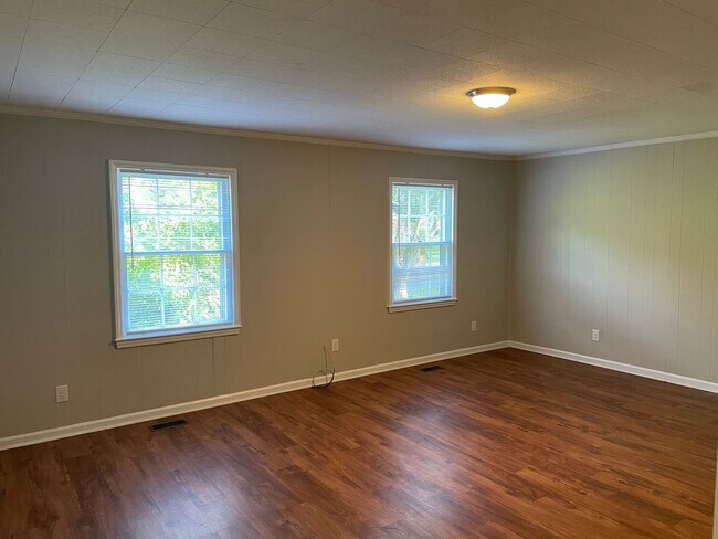 Building Photo - Ranch Style House! Lawn Maintenance Includ...