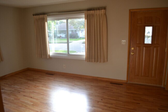 Foto del edificio - 3BR Home on Large Corner Lot – NW Rochester