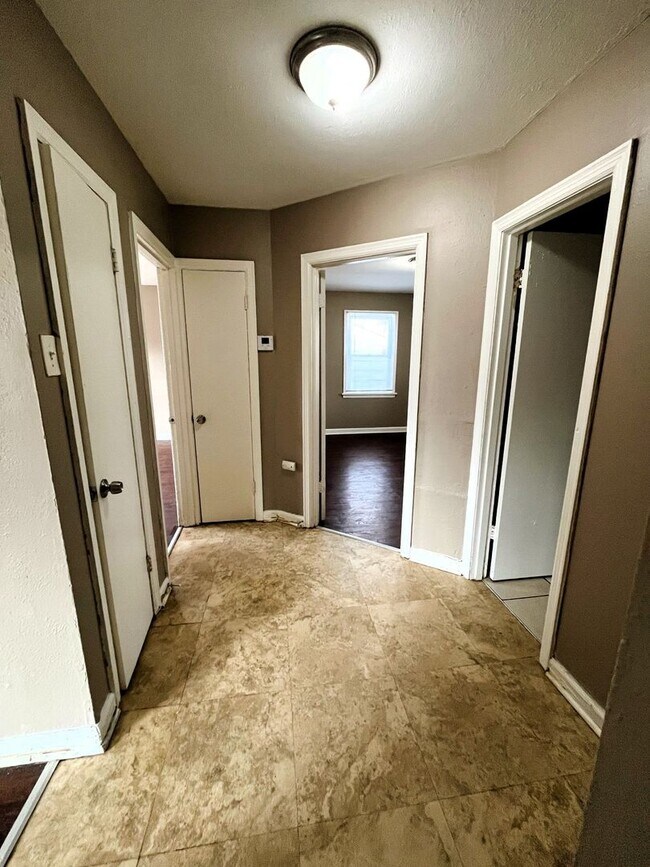 Building Photo - Spacious 2 bedroom home for Rent