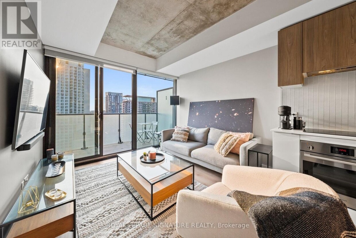 Primary Photo - 161 Roehampton Ave