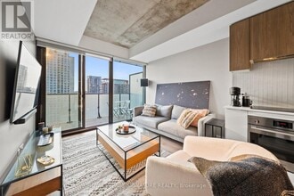 Building Photo - 161 Roehampton Ave