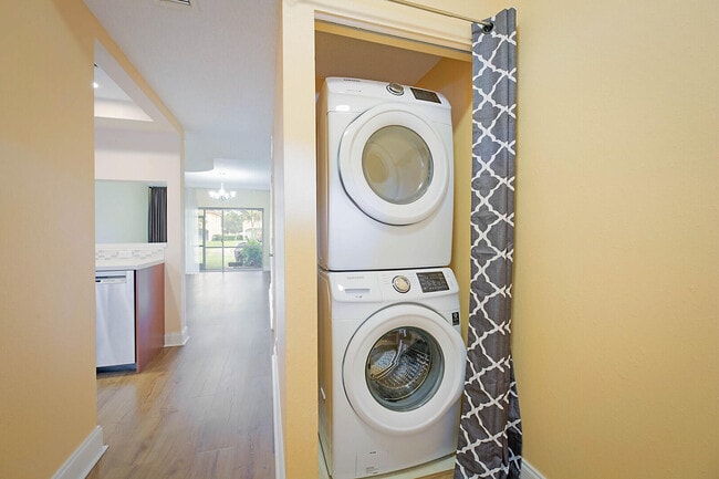 Building Photo - 8046 Sanibel Dr