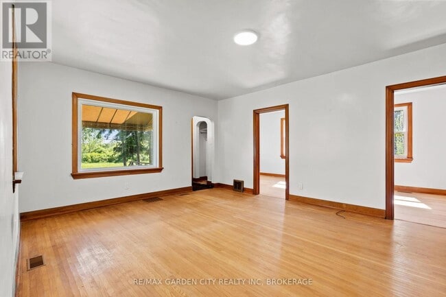 Building Photo - 1828 Decew Rd