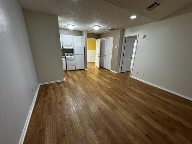 Building Photo - 103 E Central Ave