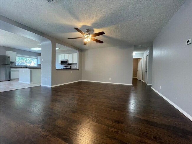 Foto del edificio - 2407 Glen Field Dr