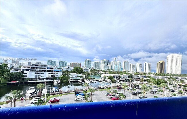 Foto del edificio - 400 Kings Point Dr