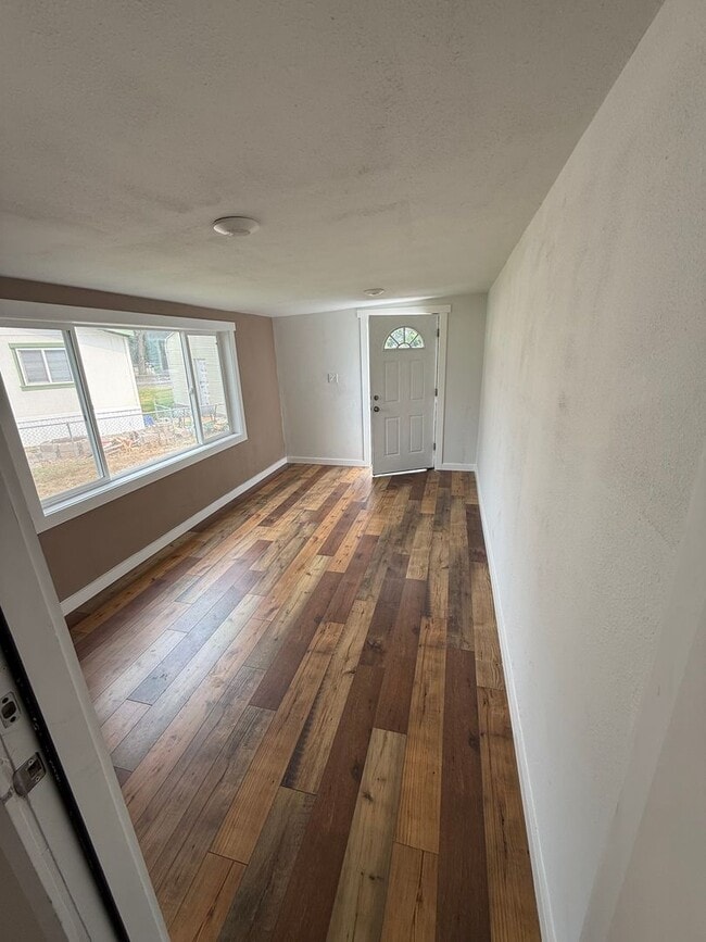 Building Photo - Updated 2 Bedroom, 1 Bath Home – Quiet Inside, Even Next to the Freeway