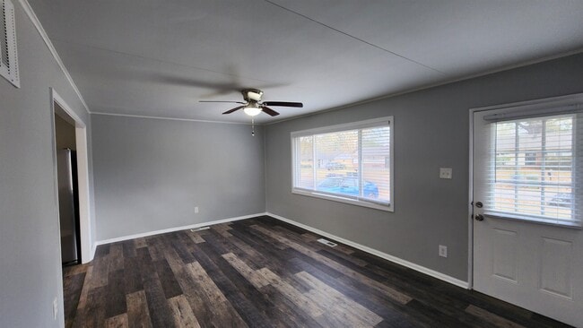 Foto del edificio - 395 Mineral Rd